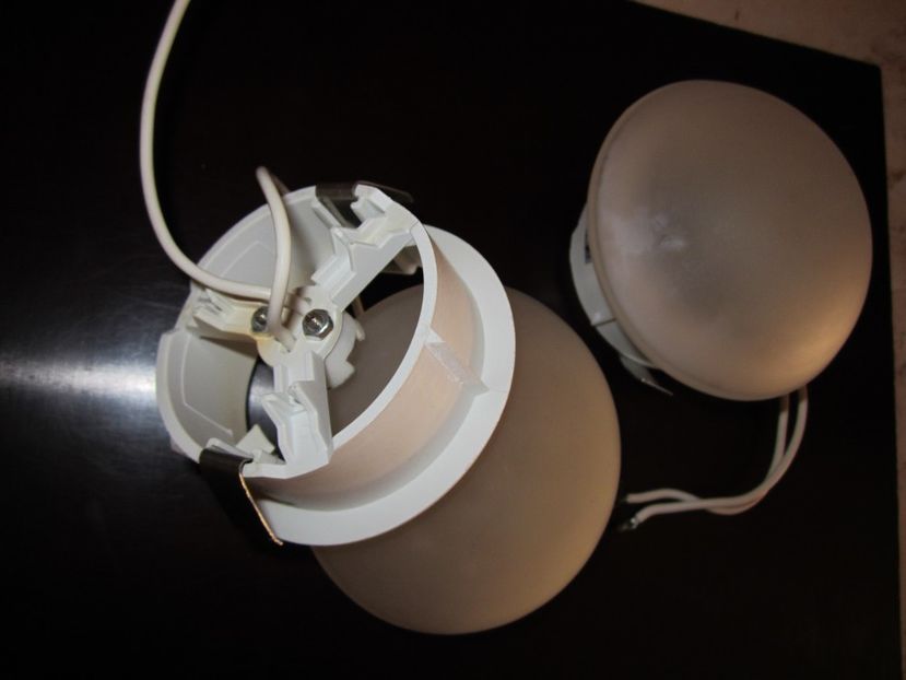 Spoturi (7) - Becuri led si halogen