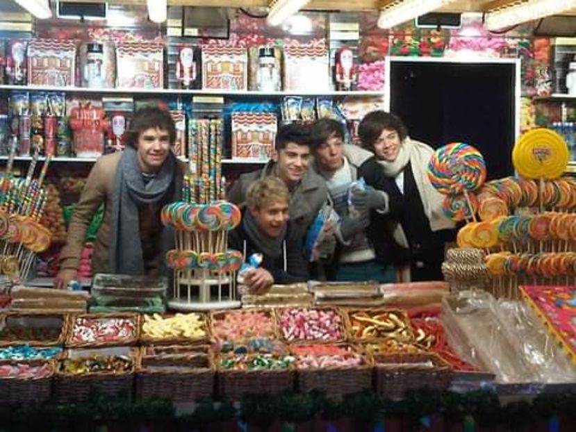 322071_248356385219163_1875852834_o - lumina sau întuneric