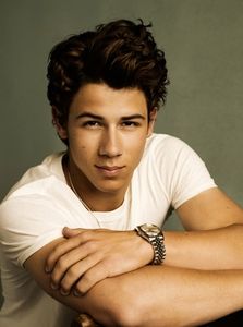 26724006_KIAULONSV - lumina sau întuneric