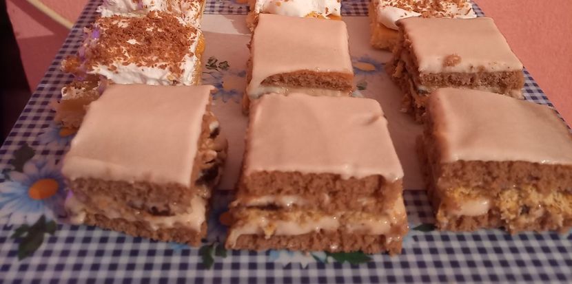 Prajitura de vis cu blaturi de cacao si crema de capsuni - Retete 2