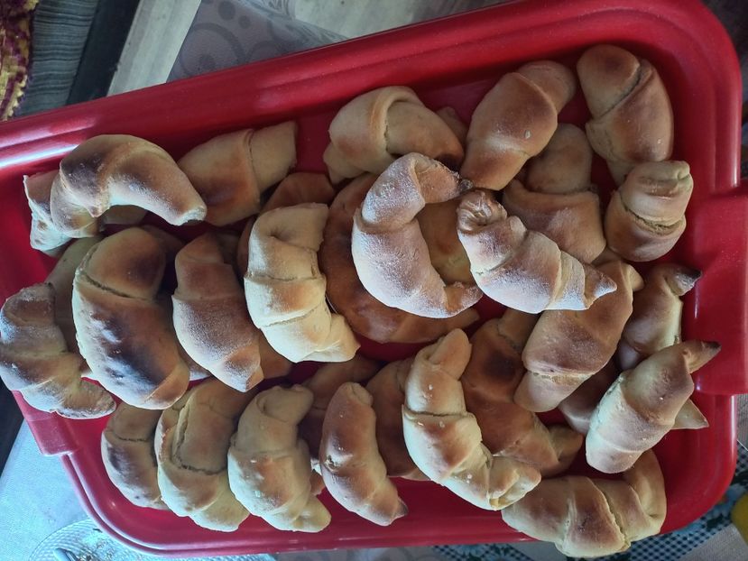 cornuri pufoase cu rahat - Retete 2