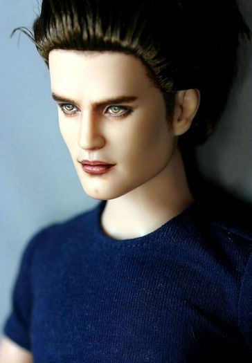 Papusa edward collen(robert pattison)- 2 poze twilight - librarie