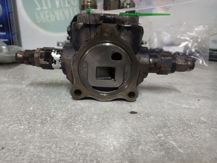 Distribuitor HITACHI - Reparatii Hidraulice