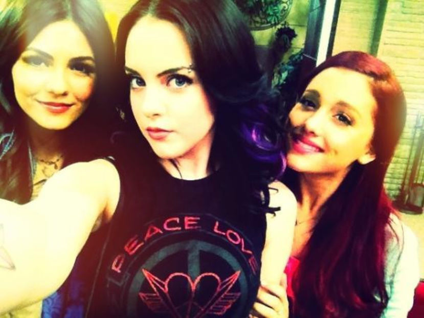 Ariana,Victoria si Elizabeth. - Kiss Mary Kil