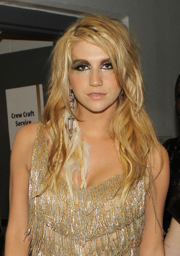 52nd+Annual+GRAMMY+Awards+Backstage+cmSYNuevcWfl - Kesha