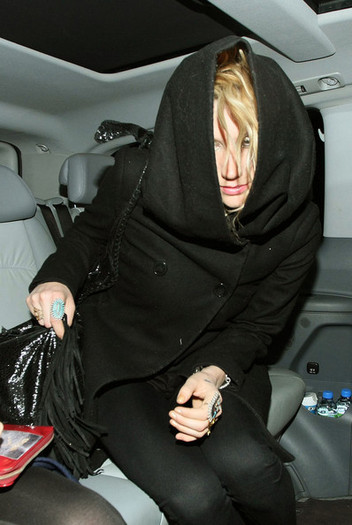 Kesha+is+shy+Lx47mfYsvppl - Kesha