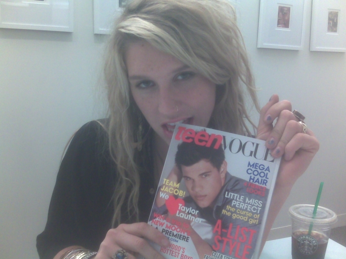 Kesha-Twitter-Pics-ke-24ha-8594416-1600-1200 - Kesha