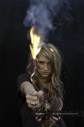 Patrick-Fraser-Photoshoot-ke-24ha-10576968-426-640 - Kesha