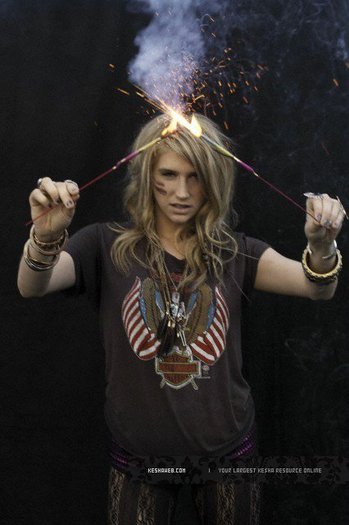 Patrick-Fraser-Photoshoot-ke-24ha-10576970-426-640 - Kesha