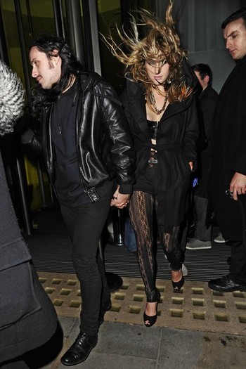 R+B+sensation+Ke+ha+hair+raising+time+London+BZCMqT1jTwQl - Kesha