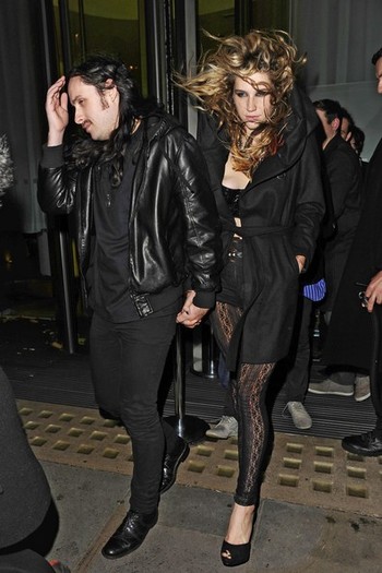 R+B+sensation+Ke+ha+hair+raising+time+London+LmrQgZK3Hs1l - Kesha