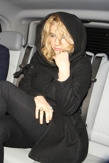 TiK+ToK+Looks+like+Ke+ha+ready+bed+after+night+EnCop7svWpWl - Kesha