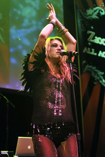 Z100+Coca+Cola+Access+Lounge+Pre+Show+BXpfReEO1pJl