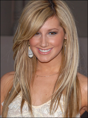 ashley-tisdale-blonde - cele mai cunoscute staruri pop