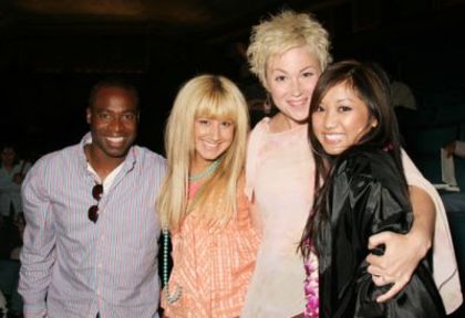 1386_Ashley and the cast - zack si cody