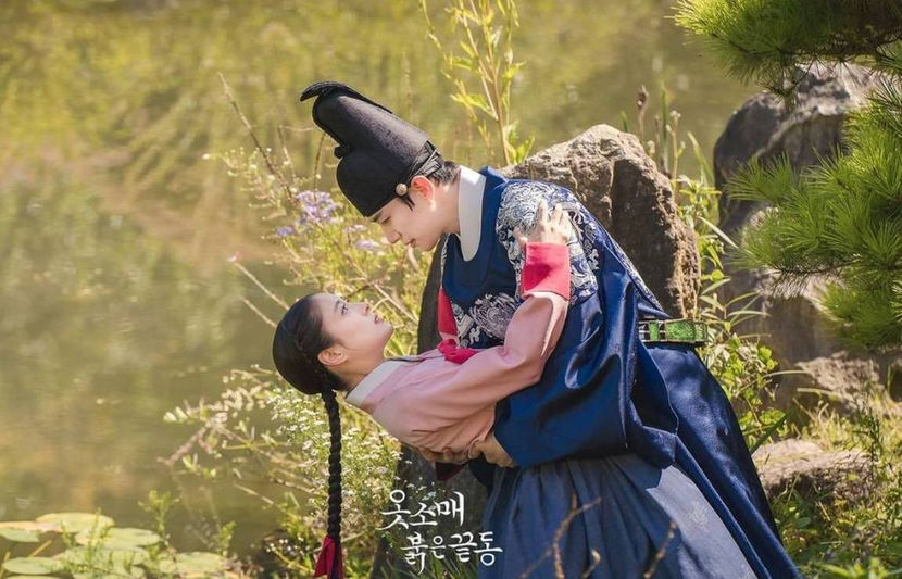 lee-junho-and-lee-se-young-s-the-red-sleeve-cuff - The Red Sleeve Joseon