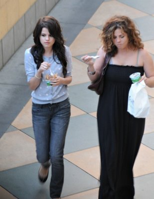 selena-gomez-mom - 000-poze rare selena gomez-000