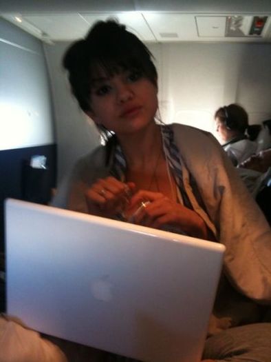 Selena_Gomez_in-flight