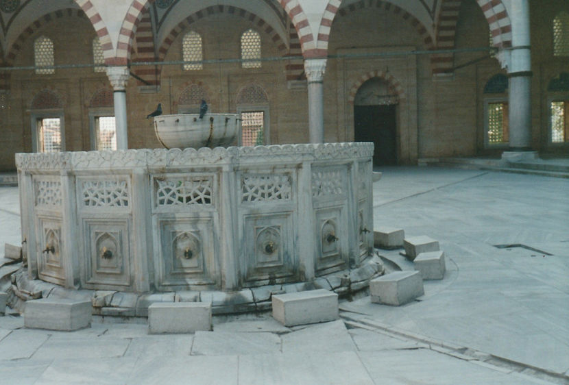 Fântâna (shadirvan) din curtea moscheii Selimiye - Turcia