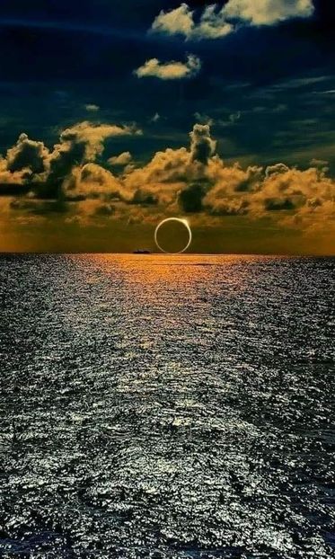 Eclipsa de soare, oceanul Pacific - Luna - Soarele si norii - 3