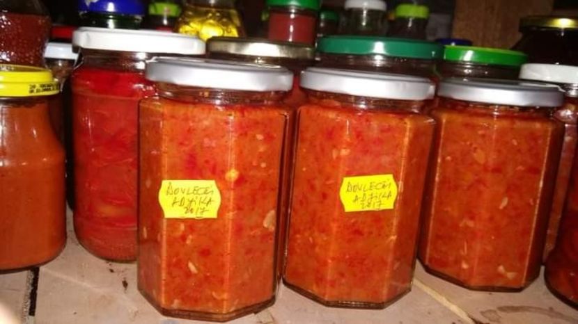  - Adjika cu dovlecei la borcan pentru iarna