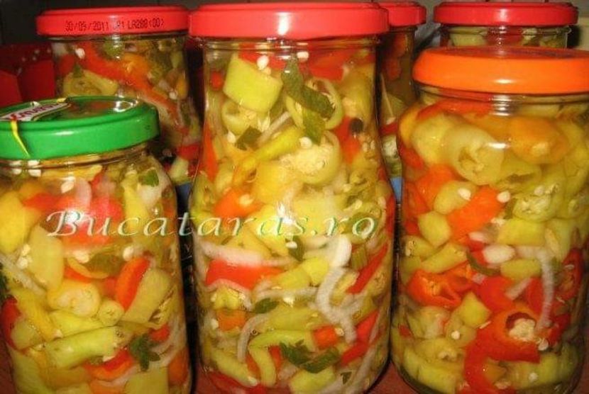 - Salata de ardei bulgaresti la borcan pentru iarna