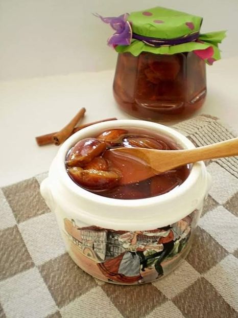  - Compot de prune cu migdale