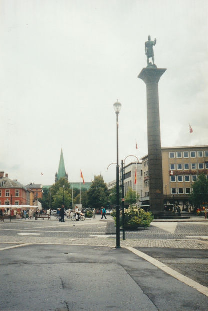Piața centrală. Statuia regelui Olav Tryggvason, fondatorul orașului - Trondheim