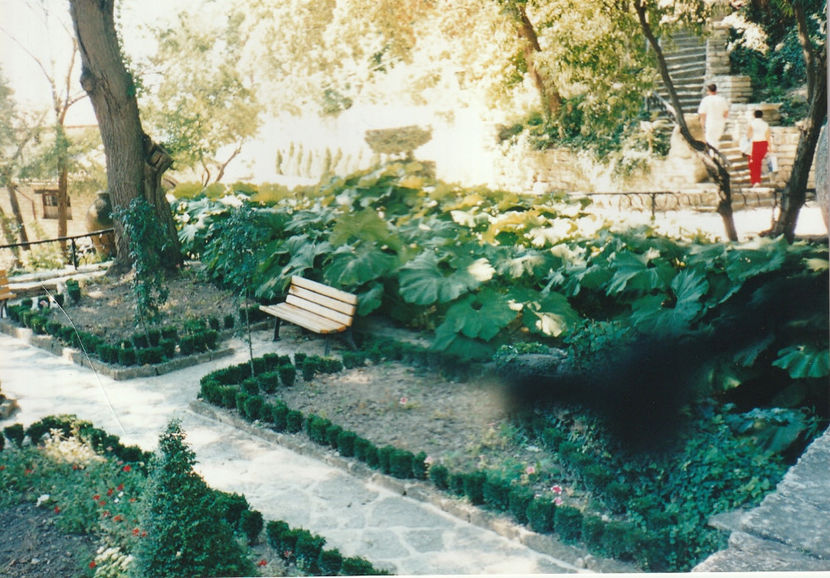 Prin grădina castelului devenită Grădina botanică - Balcic