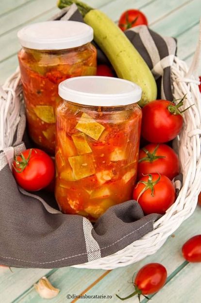  - Dovlecei in sos de rosii la borcan pentru iarna