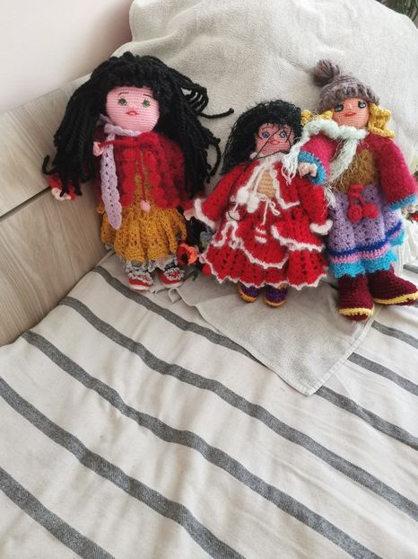  - Haine și jucării lucrate manual