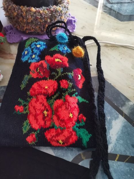  - Haine și jucării lucrate manual