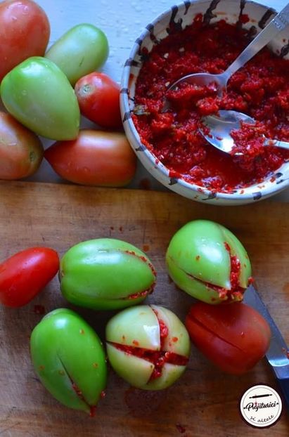  - Gogonele umplute cu adjica si murate la borcan pentru iarna