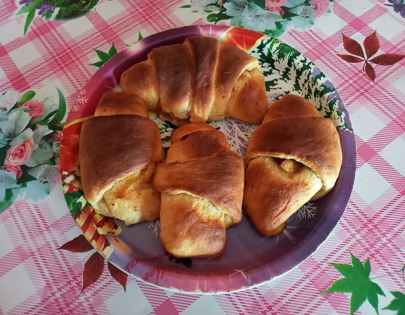 cornuri mari si pufoase cu dulceata de piersici - Retete 2