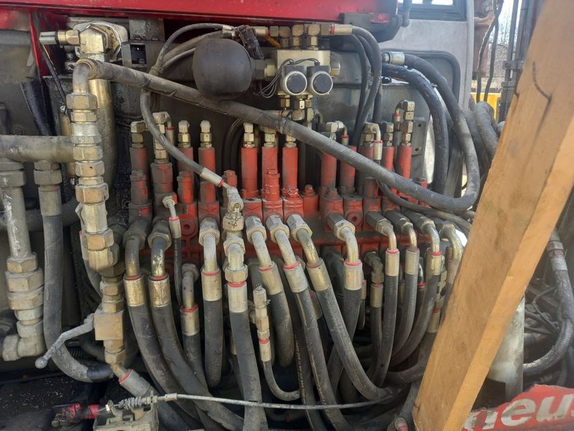 Reparatii Distribuitoare miniexcavator - Centru de reparatii DISTRIBUITOARE