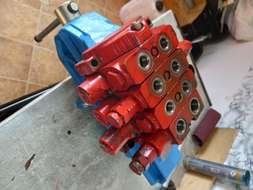 Reparatii Distribuitoare manitou - Centru de reparatii DISTRIBUITOARE