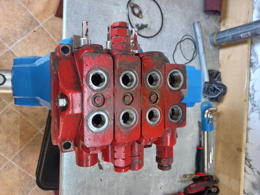 Reparatii Distribuitoare Manitou - Centru de reparatii DISTRIBUITOARE