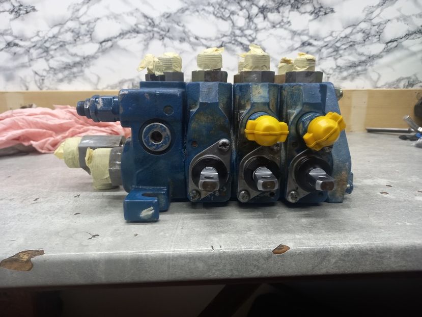 Reparatii Distribuitoare komatsu - Centru de reparatii DISTRIBUITOARE