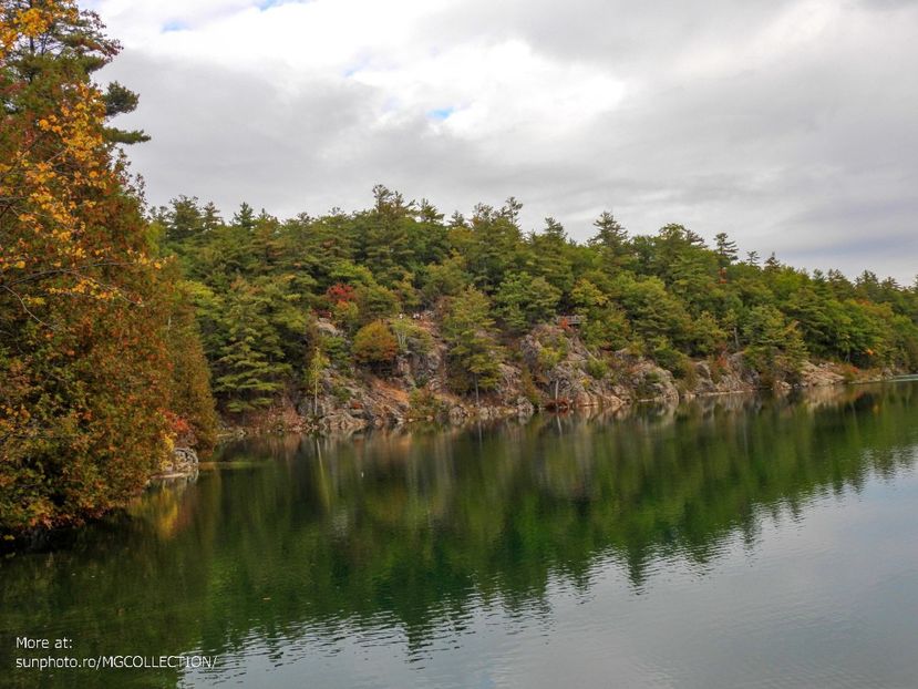 Pink Lake, Park Gatineau - LAKES - Lacuri