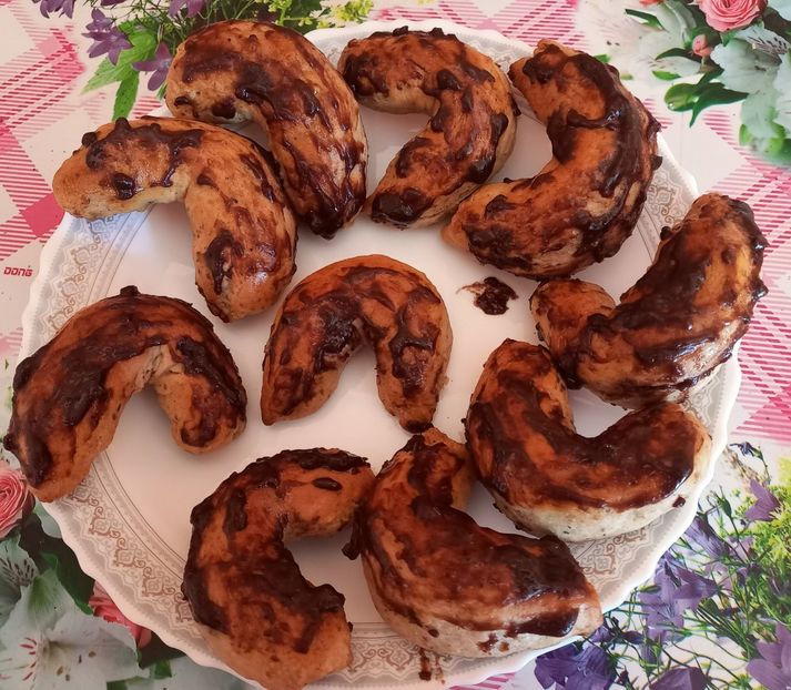 Cornulete semiluna cu nuca si glazura de cacao - Retete 2