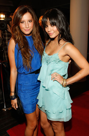 ashley-tisdale-and-vanessa-hudgens-lovely-in-blue-3 - Vanessa Hudgens in rochii