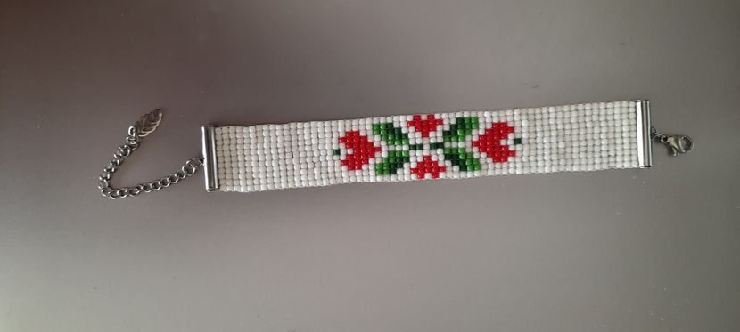 Model B20 detaliu 1 - Bratari lucrate manual