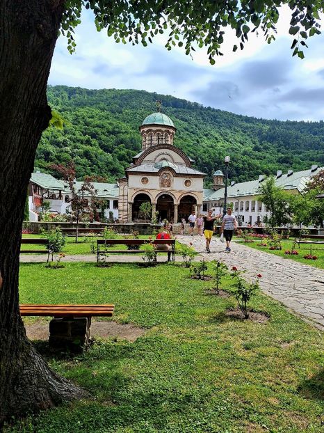 Manastirea Cozia - ZZ România- Om în Rai