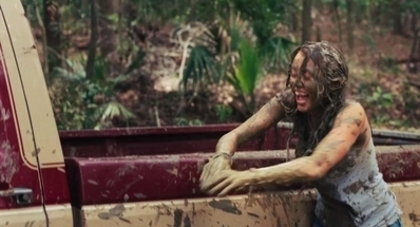 The-Last-Song-Trailer-miley-cyrus-9703497-398-215[1]