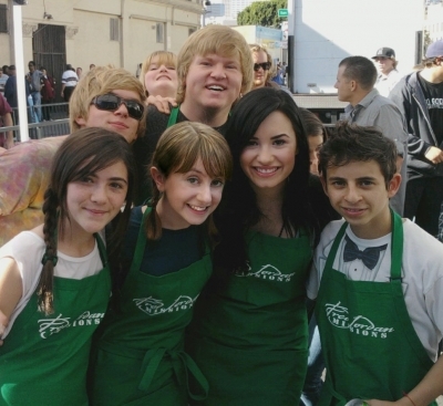 Allisyn Arm and SWAC co-stars - demiLovvato