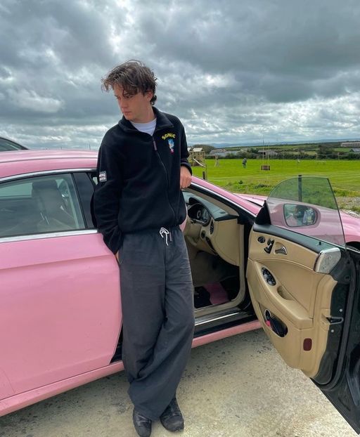 And  ′ere′s  ′er snazzy motor. You see, Felipe,  I′ve got meself some leisurewear too, I  ′ave. - Collection of Tintypes