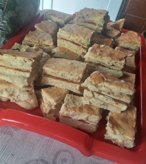 Prajitura cu foi, crema nestle si dulceata - Retete 2