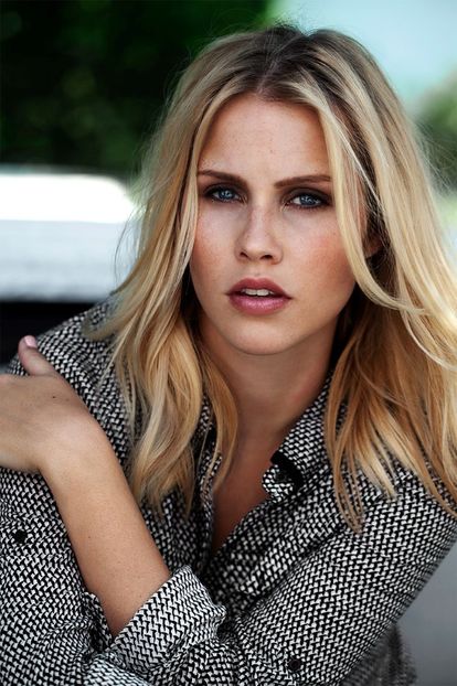 Claire Holt - Alege dintre alte vedete