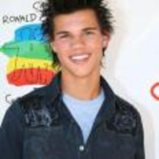 Taylor_Lautner_1240250374_1