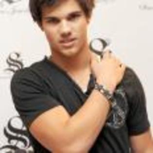 Taylor_Lautner_1241609713_1 - TAYLOR LAUTNER